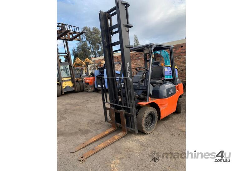 caption Toyota 7FD25-13093 Forklift – 2.5T Diesel, Ideal for Heavy Lifting & Warehouse Operations!