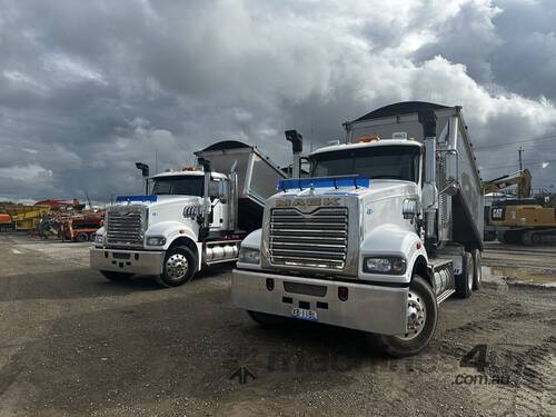 2019 MACK TRIDENT TIPPER TRUCK & 2020 HERCULES HEDT-4 DOG TRAILER