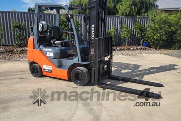 Toyota Forklift 2.5T with Tyne Positioners Compact Model
