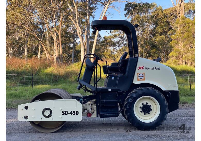 caption Ingersoll-Rand SD45 Vibrating Roller Roller/Compacting