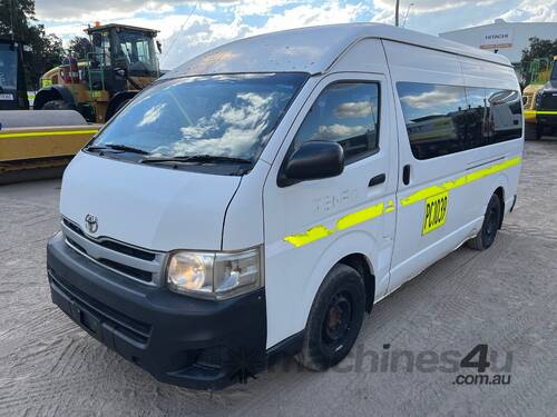 2013 TOYOTA Commuter 11 Seater Mini Bus