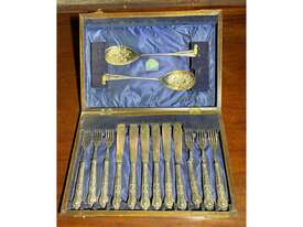 CASED ANTIQUE SILVER PLATED FISH CUTLERY SET - picture0' - Click to enlarge