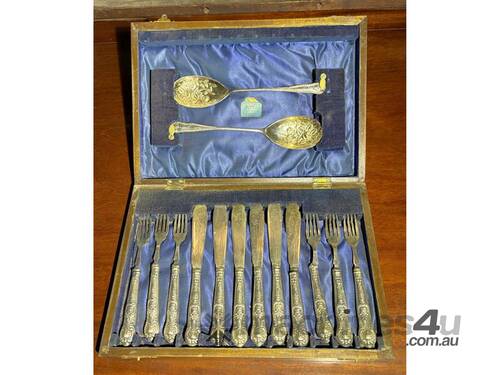 CASED ANTIQUE SILVER PLATED FISH CUTLERY SET