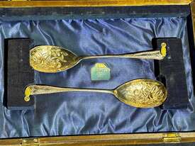 CASED ANTIQUE SILVER PLATED FISH CUTLERY SET - picture0' - Click to enlarge