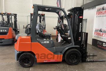 TOYOTA 8FG25 8 SERIES 2.5 TON 2500 KG CAPACITY LPG GAS FORKLIFT 4700 MM 3 STAGE CONTAINER MAST