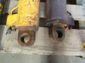 1 X PAIR OF DOUBLE ACTING HYDRAULIC RAMSS - picture2' - Click to enlarge