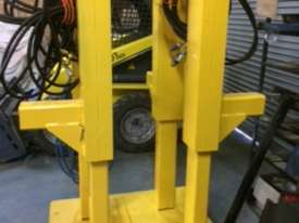 HYDRAULIC JACKING LEGS - picture0' - Click to enlarge