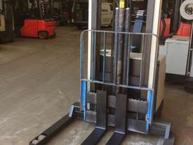 Crown HD 2ton walkie stacker 4.8m - picture0' - Click to enlarge