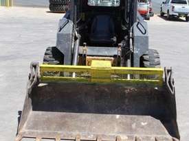 New Holland LX665 Skid Steer Loader - picture1' - Click to enlarge