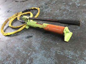 Larzep Hydraulic Porta Power Hand Pump with Hose Model W10707 - picture0' - Click to enlarge