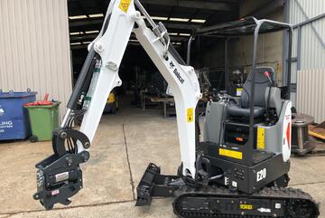 GARDNER ENGINEERING - Bobcat E20 Tilt Hitch