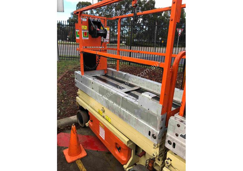 caption 19FT ELECTRIC SCISSOR LIFT JLG 1930ES