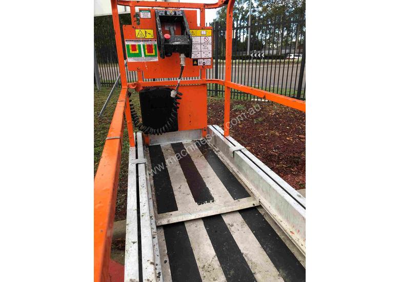 caption 19FT ELECTRIC SCISSOR LIFT JLG 1930ES