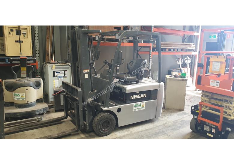 caption NISSAN 3WHL CONTAINER ENTRY FORKLIFT