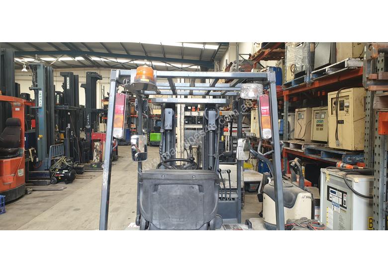 caption NISSAN 3WHL CONTAINER ENTRY FORKLIFT