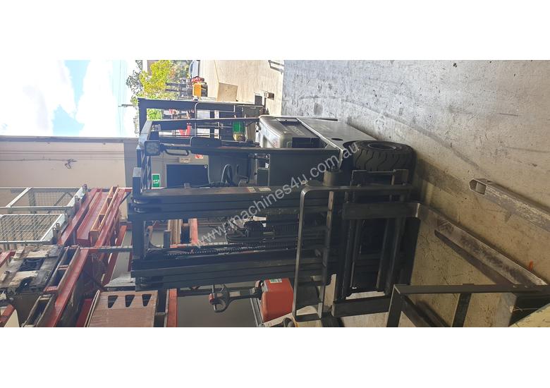caption NISSAN 3WHL CONTAINER ENTRY FORKLIFT