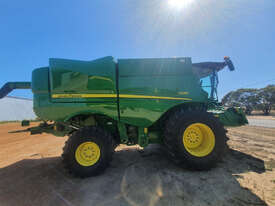 John Deere S690 Header(Combine) Harvester/Header - picture1' - Click to enlarge