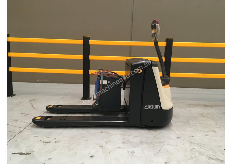 caption Crown WP2320 Pallet Jack Jack/Lifting
