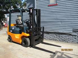 Toyota 2.5 ton Container entry Mast, Petrol Used Forklift #1640 - picture0' - Click to enlarge