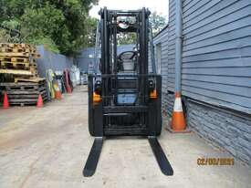 Toyota 2.5 ton Container entry Mast, Petrol Used Forklift #1640 - picture1' - Click to enlarge