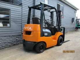 Toyota 2.5 ton Container entry Mast, Petrol Used Forklift #1640 - picture2' - Click to enlarge