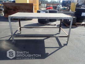 METAL WORK BENCH ON WHEELS - picture0' - Click to enlarge