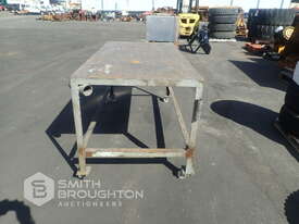 METAL WORK BENCH ON WHEELS - picture0' - Click to enlarge