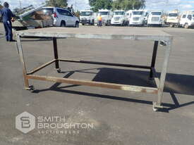 METAL WORK BENCH ON WHEELS - picture1' - Click to enlarge