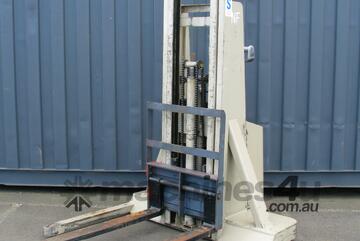 Crown WT168 Electric Walkie Stacker FORKLIFT - 750kg Capacity 4200mm High Crown WT168 Electric Walkie Stacker FORKLIFT - 750kg Capacity 4200mm High