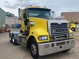 Mack Trident - picture0' - Click to enlarge