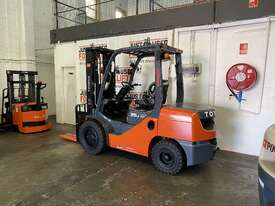 TOYOTA 72-8FDJ35 61767 DIESEL 3.5 TON 3500 KG CAPACITY FORKLIFT 4300MM 3 STAGE CONTAINER MAST. - picture2' - Click to enlarge