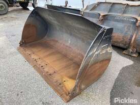 Caterpillar 360-3322 2500mm Batter Bucket, Note: Dents And Scratches, Paint Faded, Surface Rust Evid - picture0' - Click to enlarge