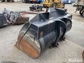 Caterpillar 360-3322 2500mm Batter Bucket, Note: Dents And Scratches, Paint Faded, Surface Rust Evid - picture1' - Click to enlarge