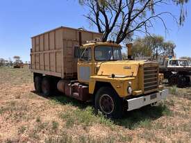 1967 MACK R-600 Truck with Grain Bin  - picture0' - Click to enlarge