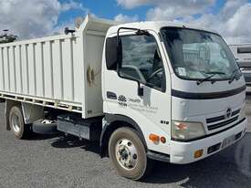 Hino 300c - picture0' - Click to enlarge