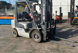Nissan 2.5 Tonne Container mast Forklift