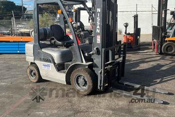 Nissan 2.5 Tonne Container mast Forklift