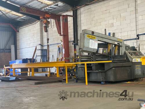 Band saw with electric conveyors 