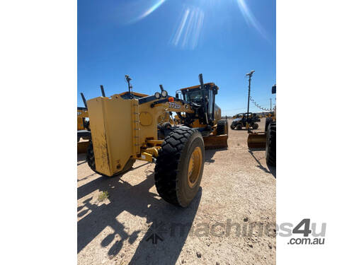 caption 2016 John Deere 772GP