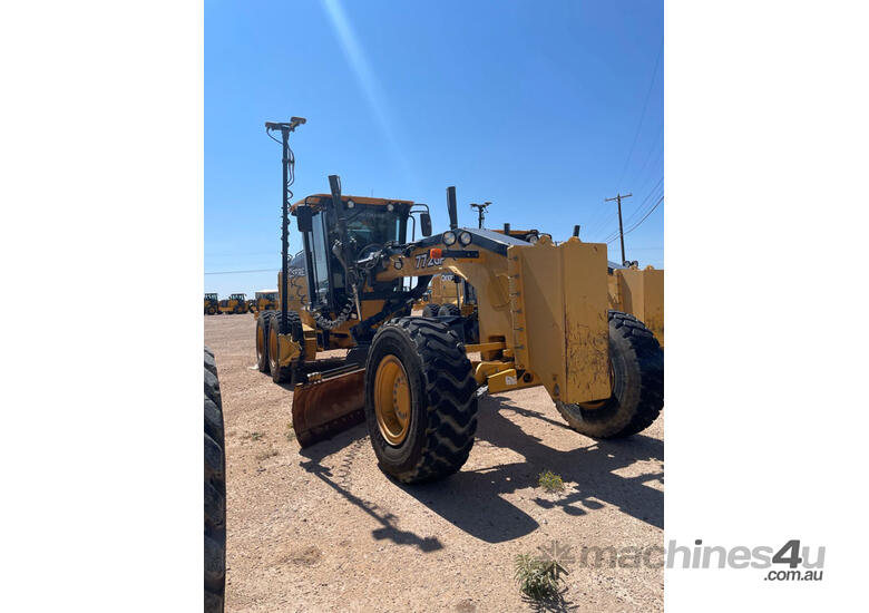 caption 2016 John Deere 772GP
