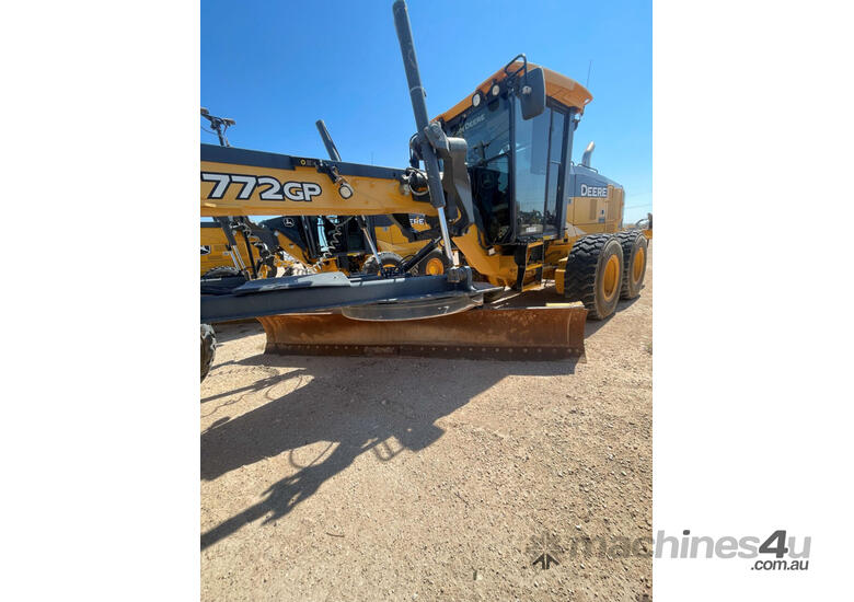 caption 2016 John Deere 772GP