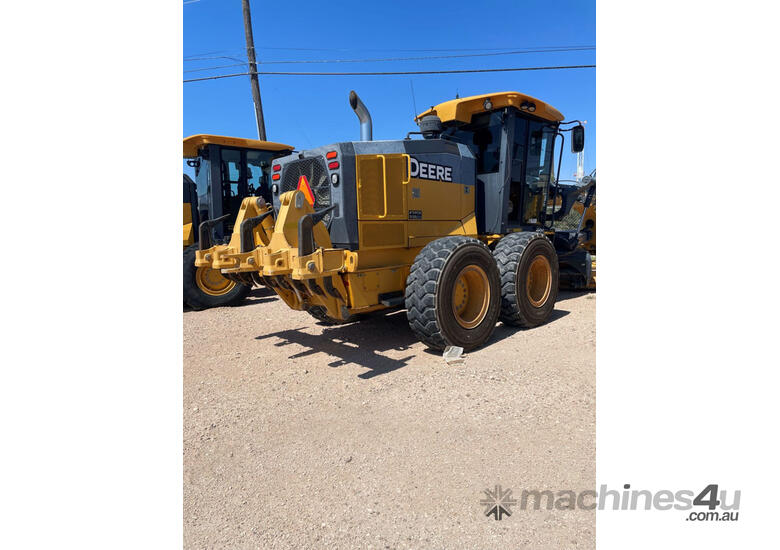 caption 2016 John Deere 772GP