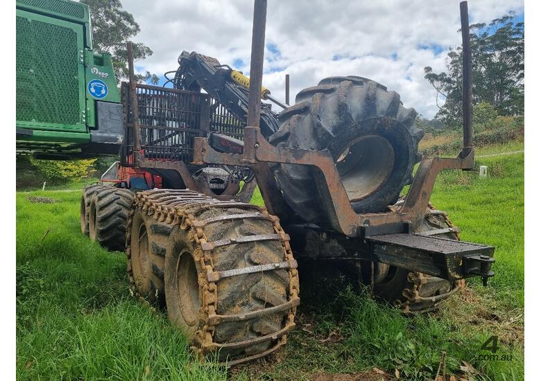 caption 2005 VALMET 890.2 8X8 FORWARDER
