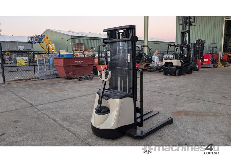 caption CROWN WALK BEHIND STACKER - 4860mm