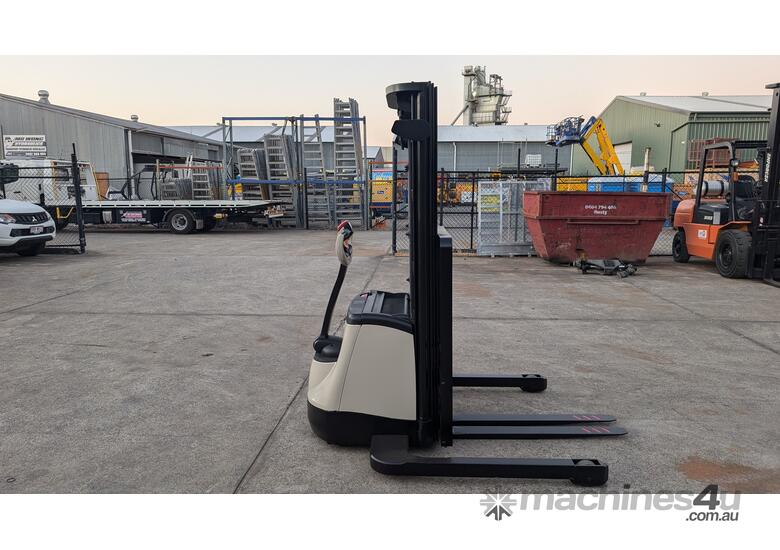 caption CROWN WALK BEHIND STACKER - 4860mm
