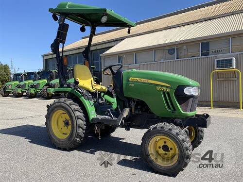 John Deere 2025R Compact Utility