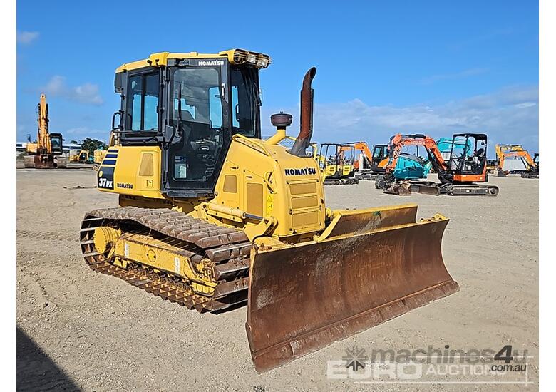 caption 2016 Komatsu D37PX-23