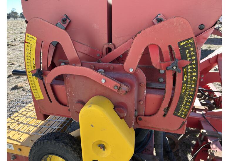 caption Duncan Engineering Renovator 19 Run Mark 3 Seed Drill
