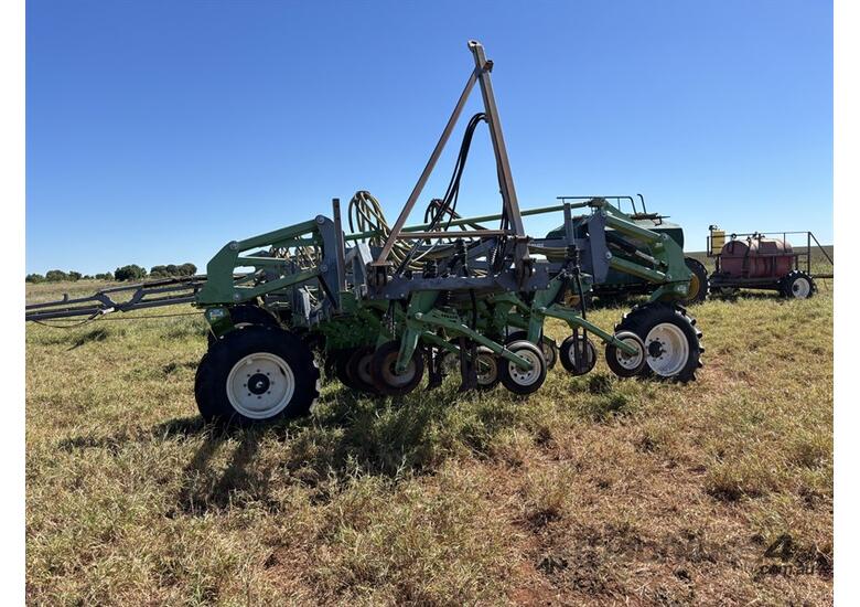 BOSS 80' PLANTER WITH 12T SEED BIN AND 2000L FERT 