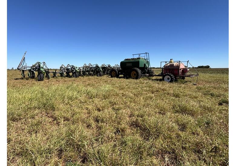 BOSS 80' PLANTER WITH 12T SEED BIN AND 2000L FERT 